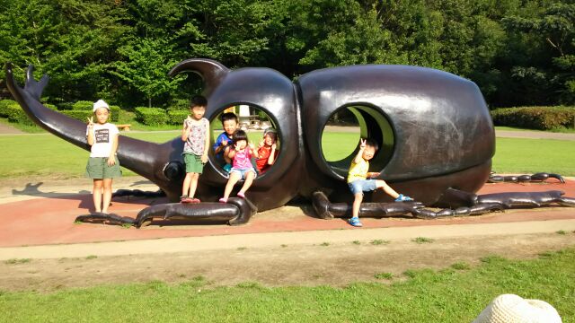 公園のカブトムシのモニュメント。かなりリアル